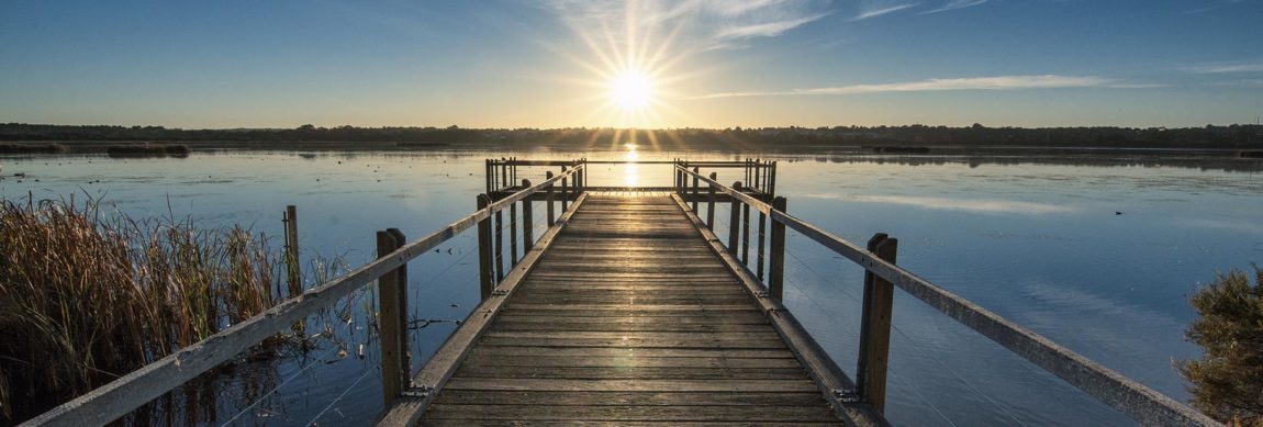 FLS_0000_hermoso-muelle-madera-junto-al-mar-calma-hermosa-puesta-sol-sobre-horizonte.jpg